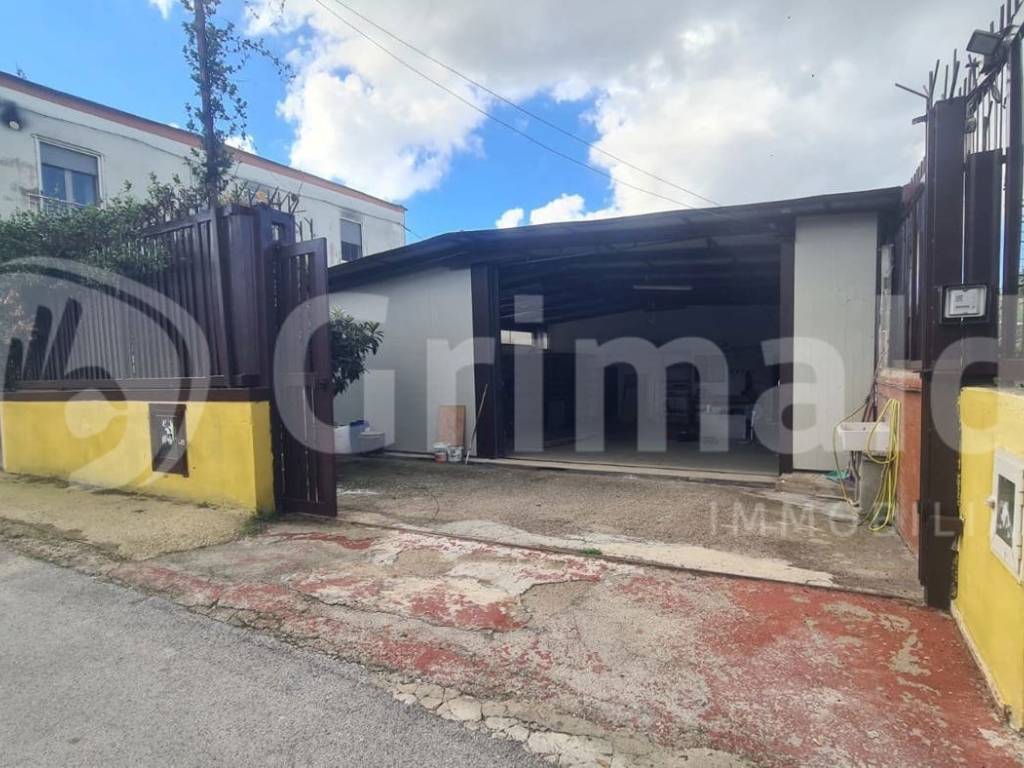 locale commerciale in affitto a Quarto