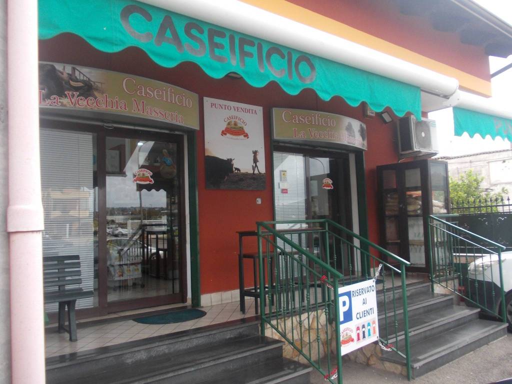 locale commerciale in affitto a Quarto