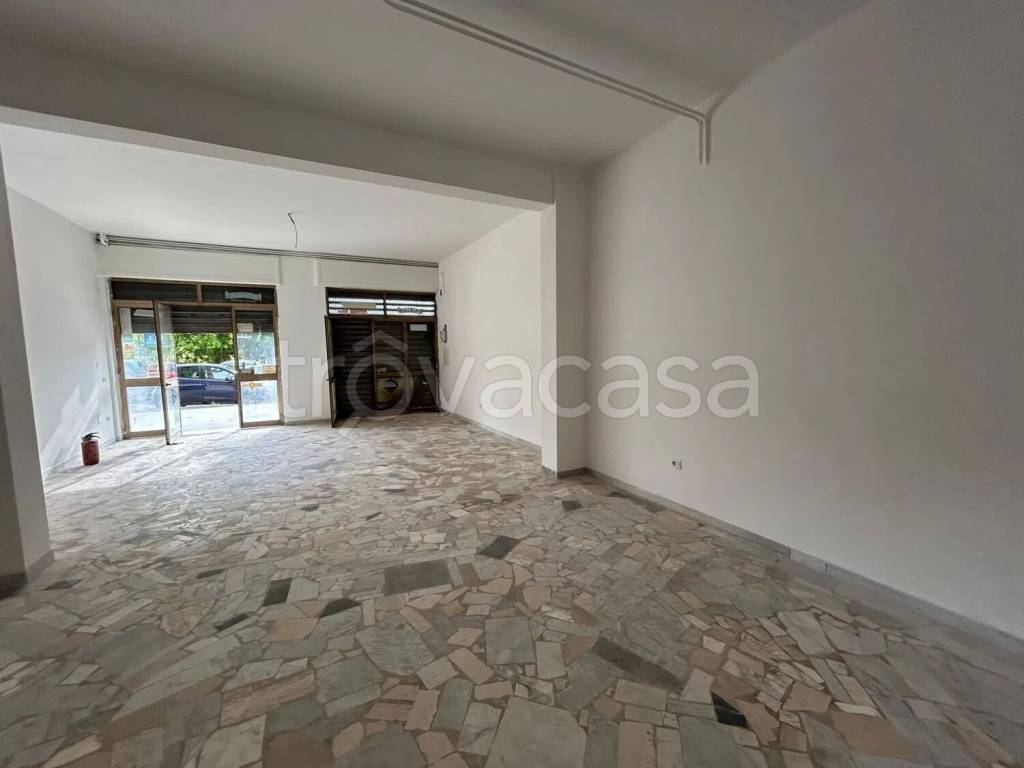 negozio in affitto a Quarto