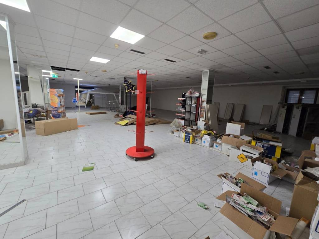 negozio in affitto a Quarto