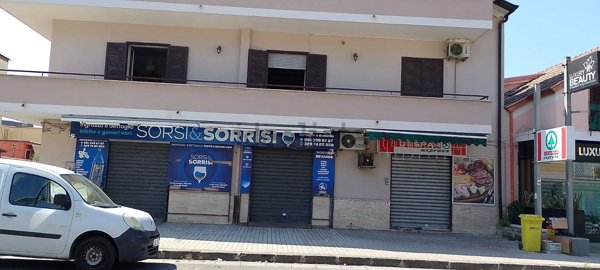 locale commerciale in affitto a Quarto