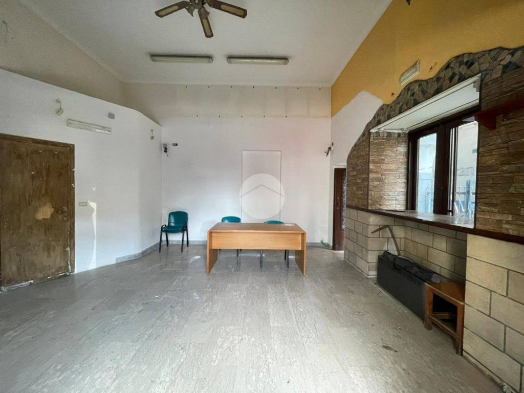 locale commerciale in affitto a Quarto