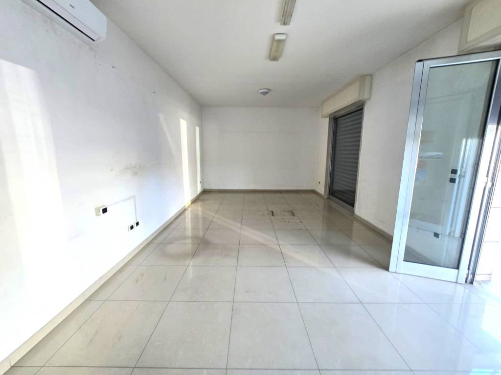 negozio in affitto a Quarto