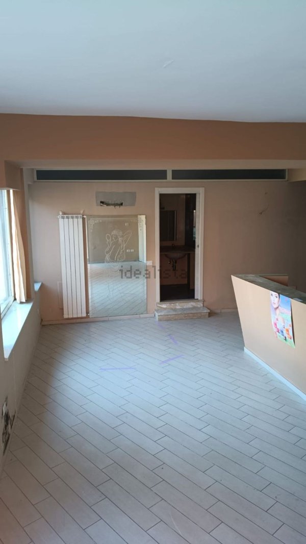 locale commerciale in affitto a Quarto
