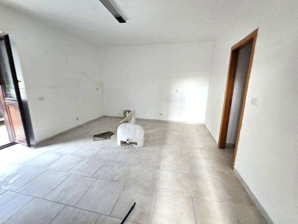 negozio in affitto a Quarto