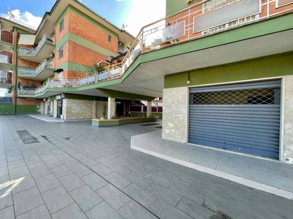 negozio in affitto a Quarto