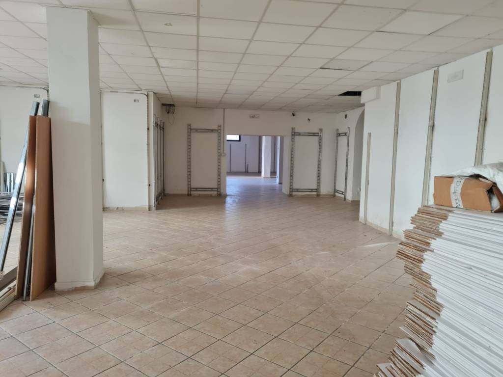 negozio in affitto a Quarto