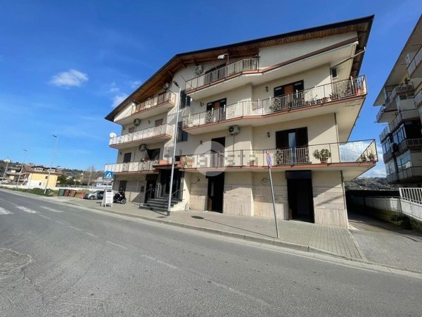 locale commerciale in affitto a Quarto