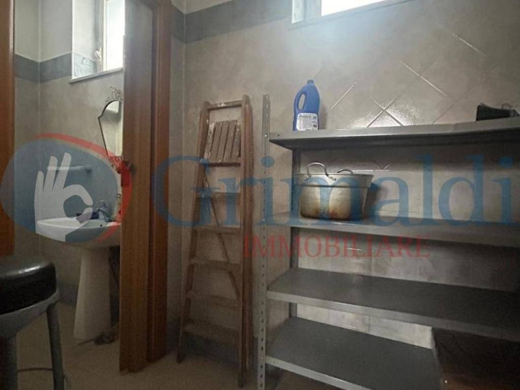 locale commerciale in affitto a Quarto