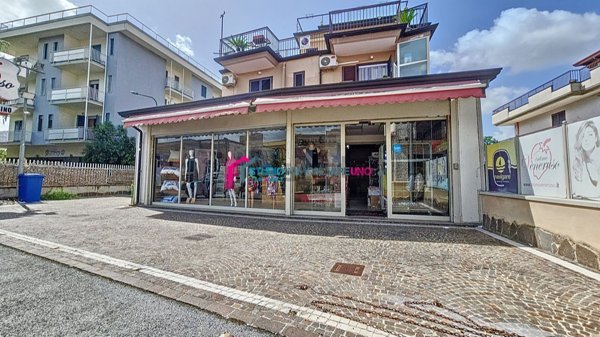 locale commerciale in affitto a Saviano