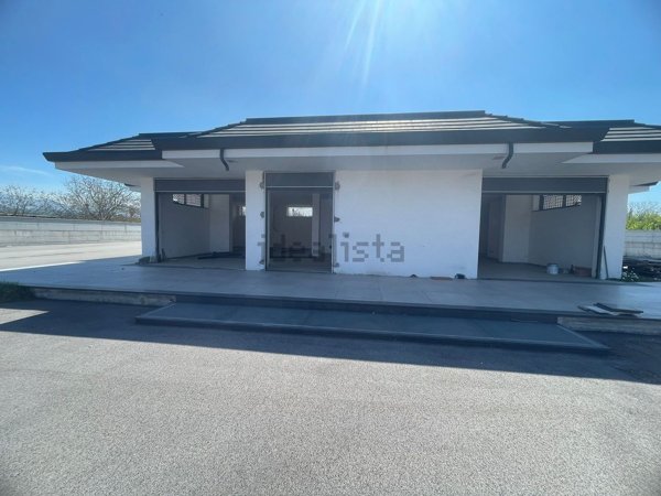 locale commerciale in affitto a Saviano