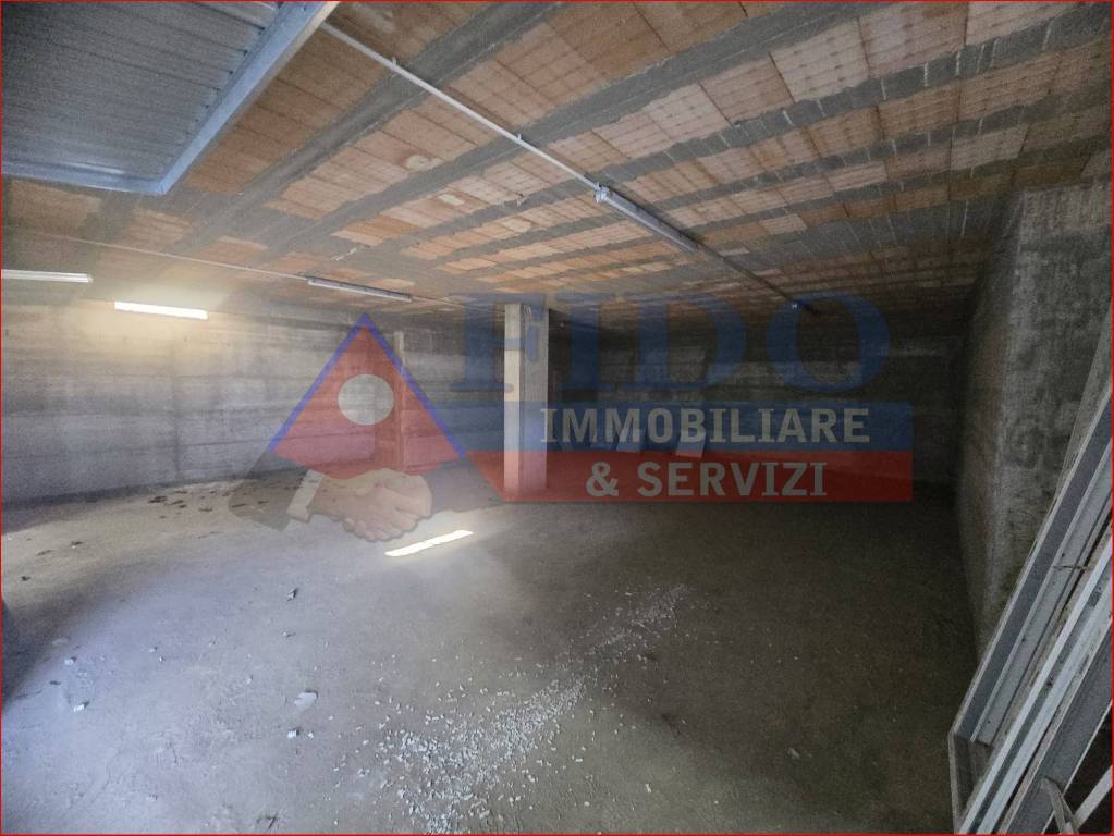 negozio in affitto a Saviano