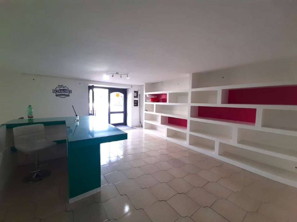 negozio in affitto a Somma Vesuviana in zona Marigliano