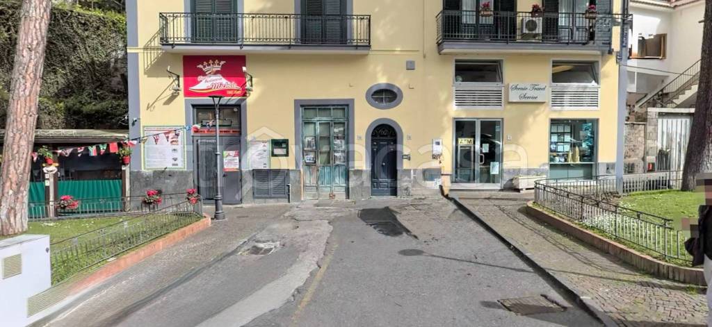 negozio in affitto a Sorrento in zona Santa Lucia