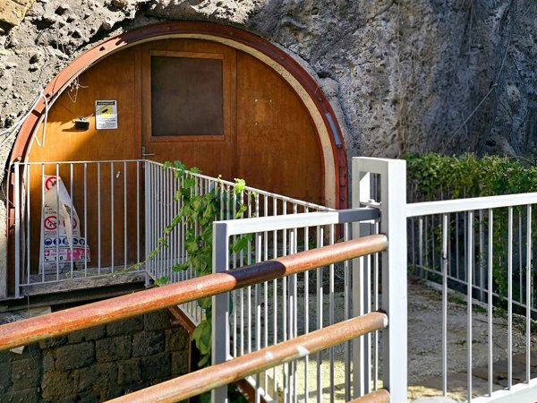 locale commerciale in affitto a Sorrento in zona Santa Lucia