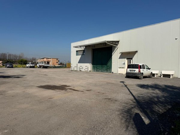 capannone in affitto a Striano