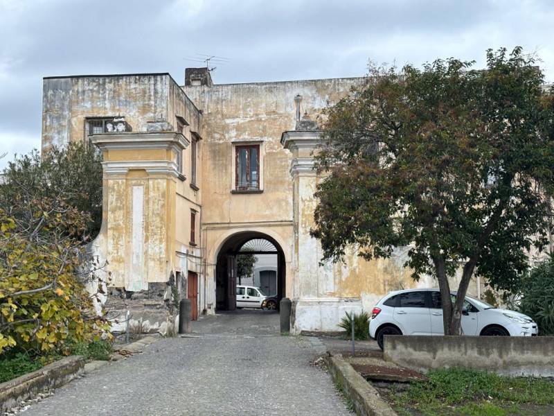 intera palazzina in affitto a Torre del Greco in zona Leopardi