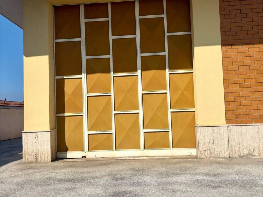 locale commerciale in affitto a Torre del Greco in zona Leopardi