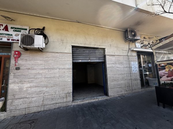 negozio in affitto a Torre del Greco in zona Centro Città