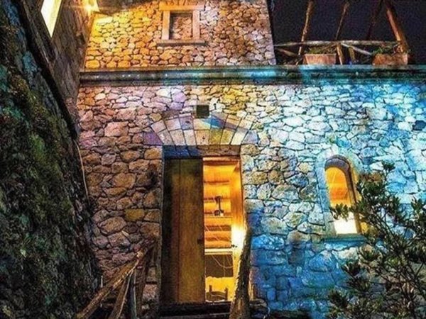 negozio in affitto a Vico Equense in zona Arola