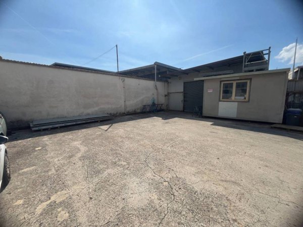 locale commerciale in affitto a Volla
