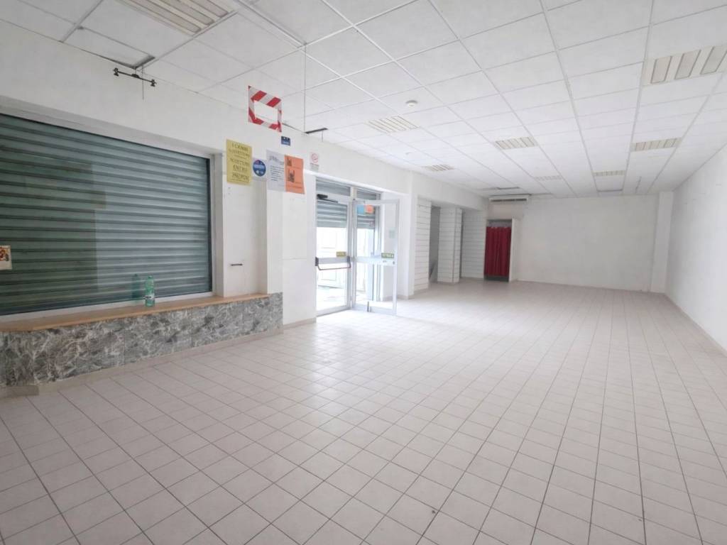 negozio in affitto a Volla