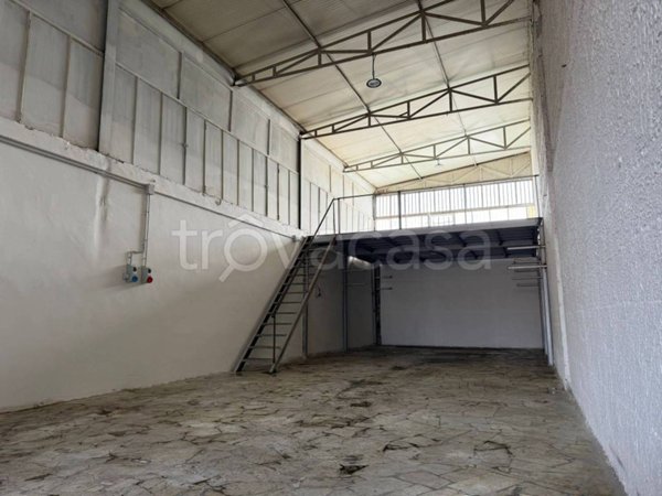 locale commerciale in affitto a Volla