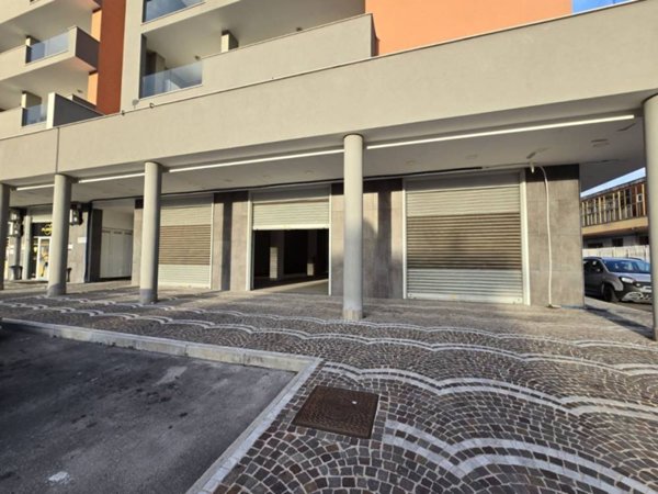 negozio in affitto a Volla