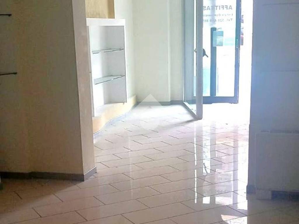 negozio in affitto ad Atripalda