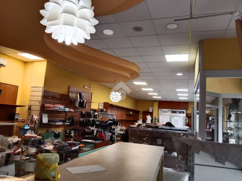 negozio in affitto ad Atripalda