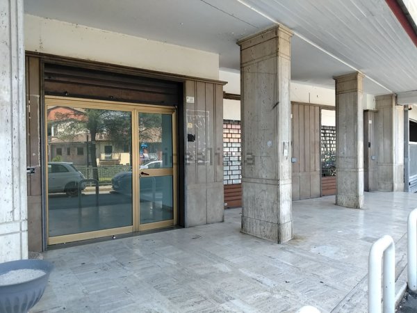 locale commerciale in affitto ad Atripalda