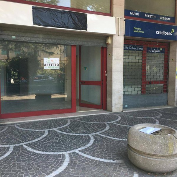 locale commerciale in affitto ad Avellino in zona Centro Città
