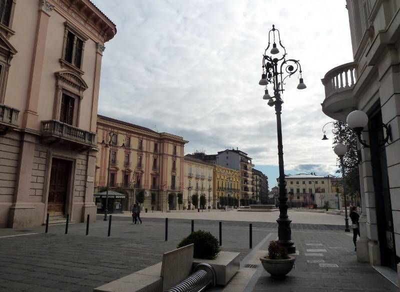 negozio in affitto ad Avellino in zona Centro Città