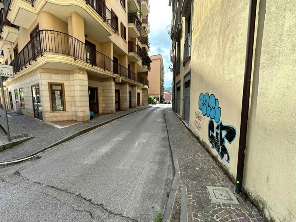 negozio in affitto ad Avellino
