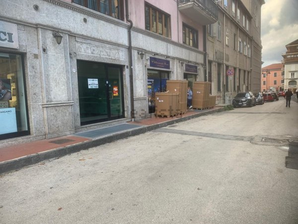 locale commerciale in affitto ad Avellino