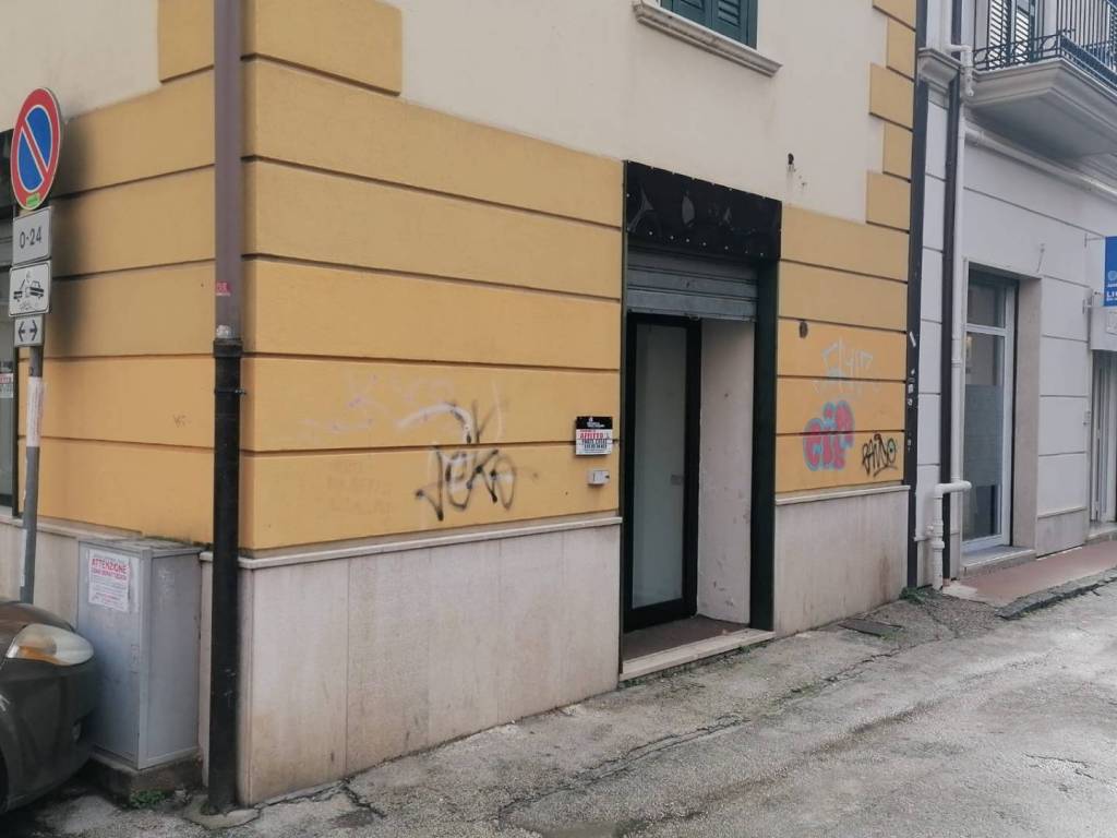 negozio in affitto ad Avellino in zona Centro Città