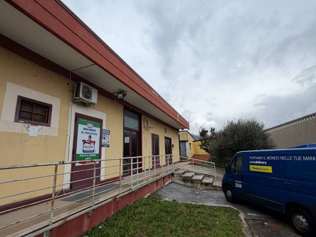 negozio in affitto ad Avellino in zona Picarelli