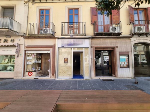 negozio in affitto ad Avellino