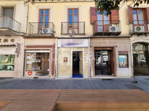negozio in affitto ad Avellino in zona Centro Città