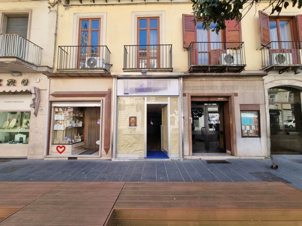 negozio in affitto ad Avellino in zona Centro Città