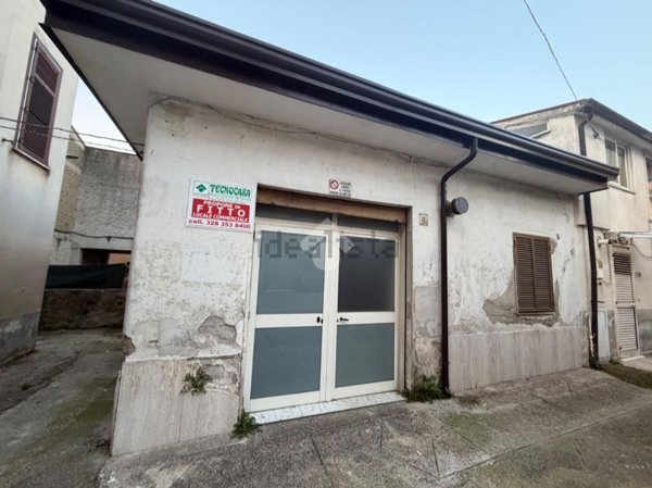 negozio in affitto a Cervinara in zona Trescine