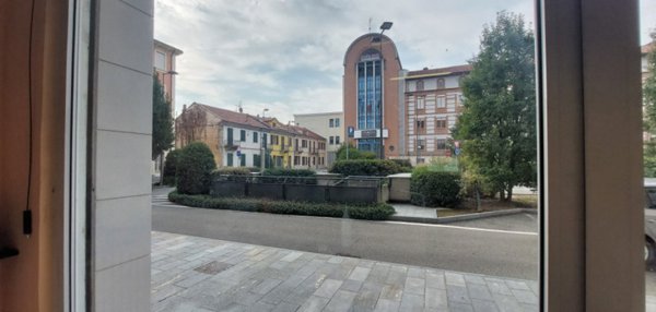 negozio in affitto ad Alba