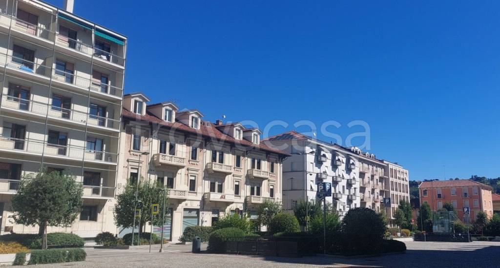 negozio in affitto ad Alba