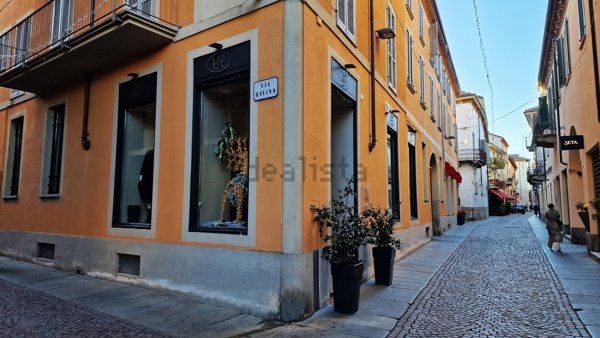 negozio in affitto ad Alba