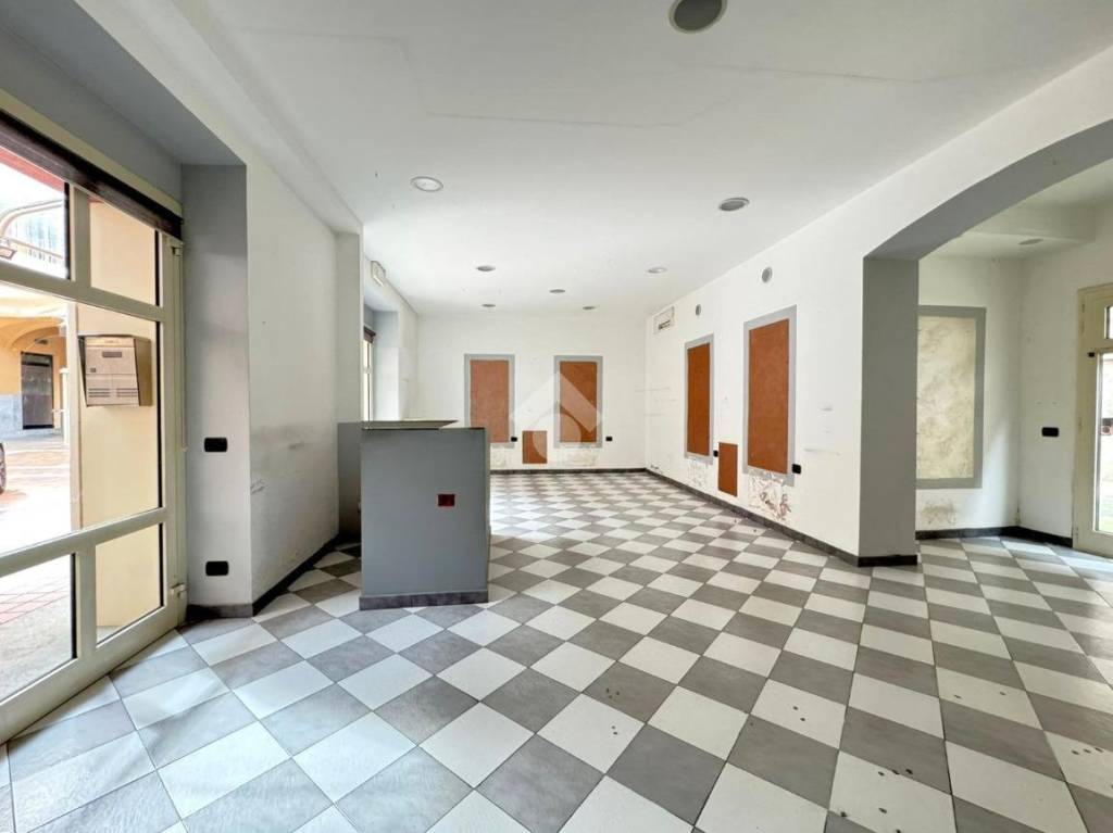 negozio in affitto ad Alba