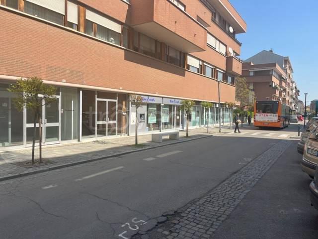 negozio in affitto ad Alba
