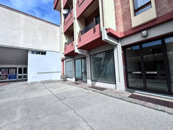 negozio in affitto ad Alba