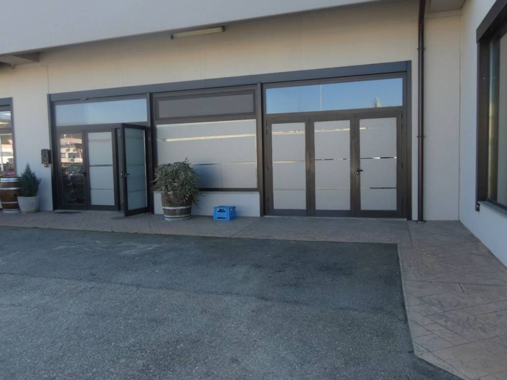 negozio in affitto ad Alba