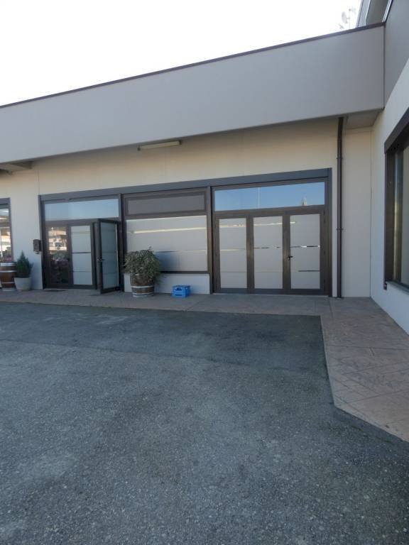 locale commerciale in affitto ad Alba