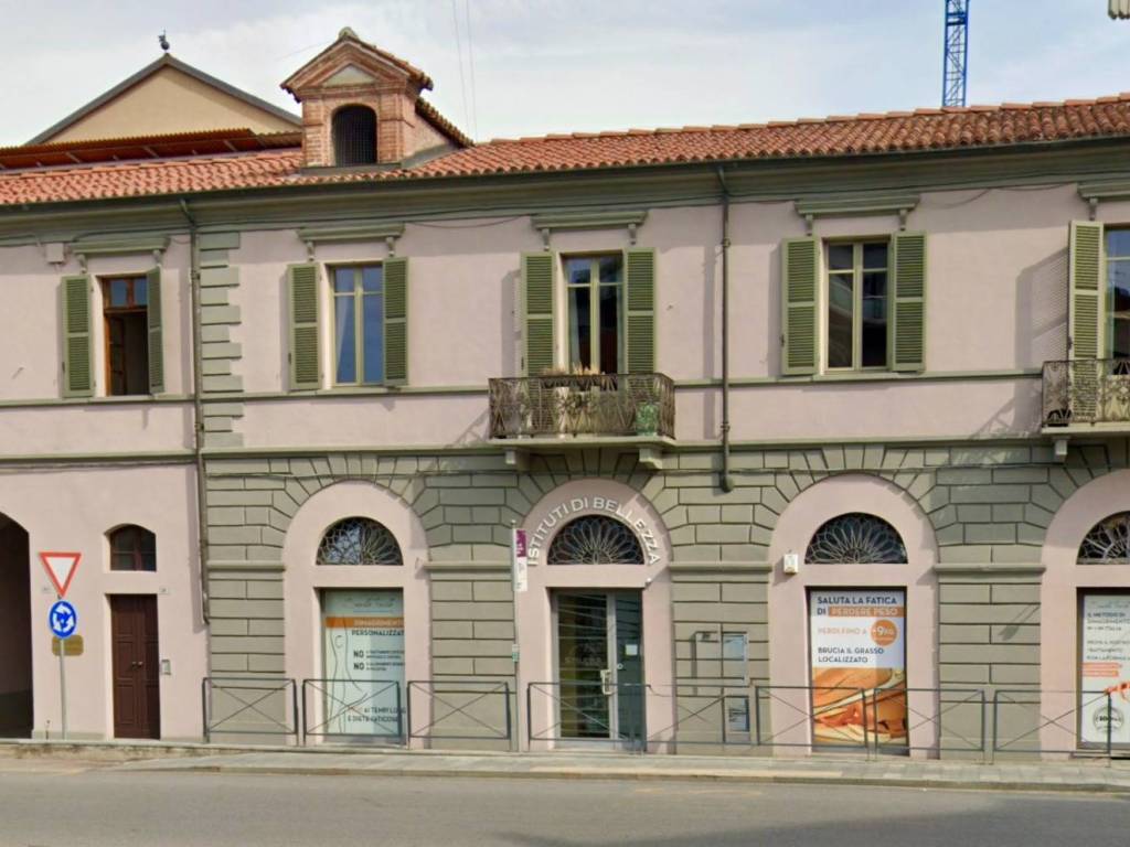 negozio in affitto ad Alba